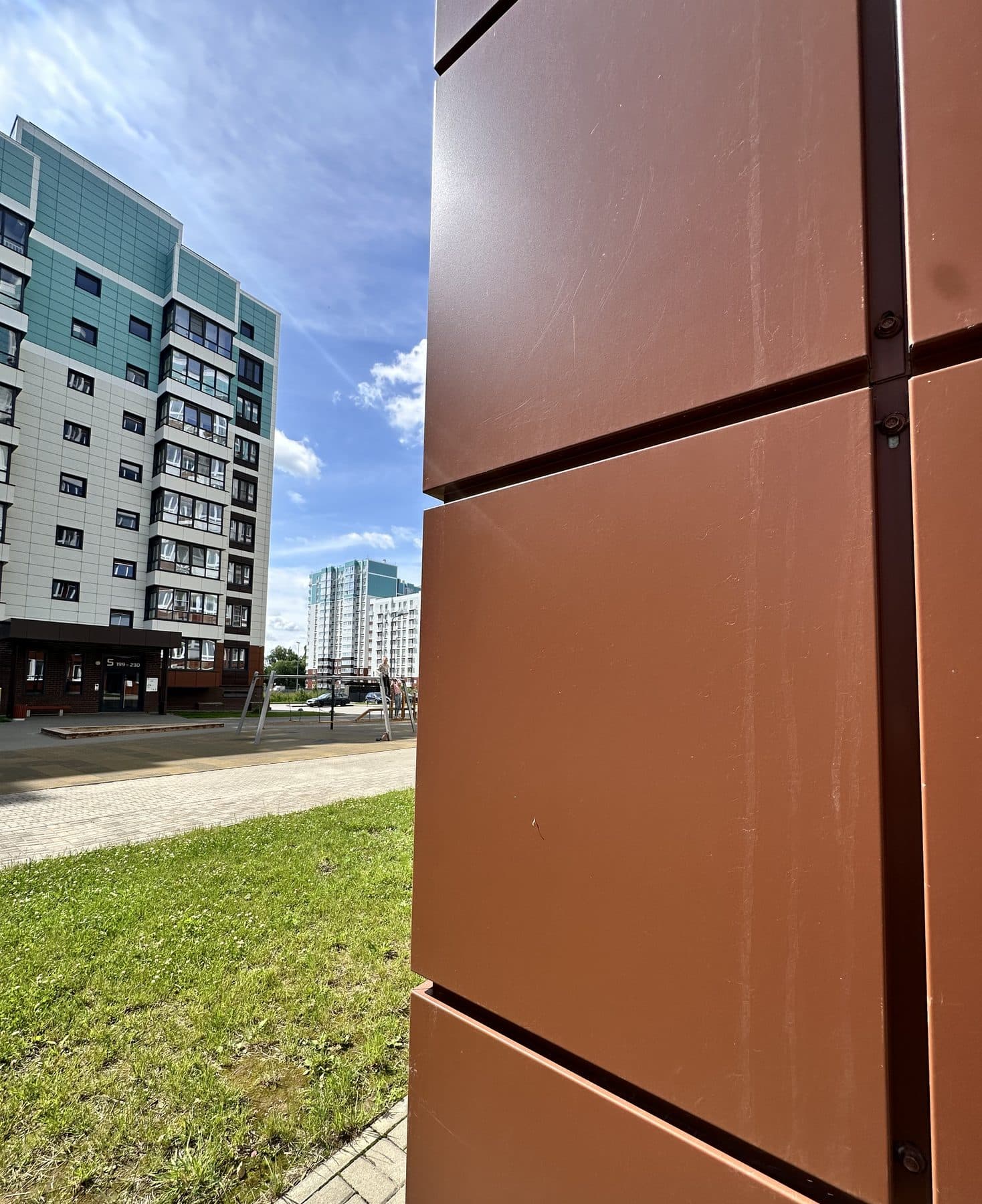 Металлокассеты на пилоне жилого дома «Соловьиной рощи» — вид с внутриквартального проезда